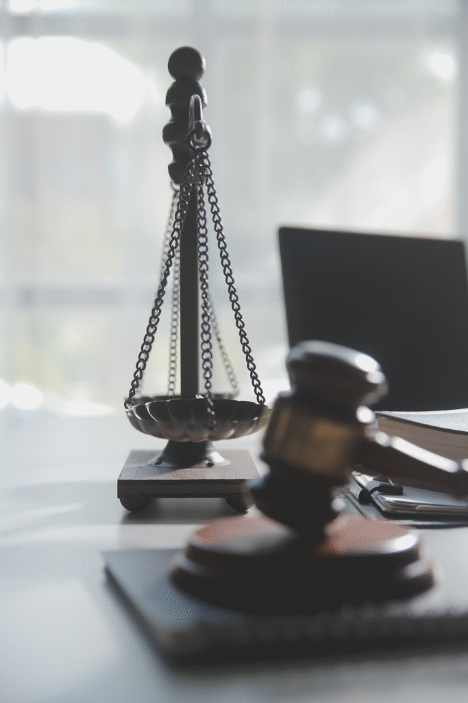 Richterhammer vor Weltkarte – internationale Rechtsordnung und globales Verständnis von Gerechtigkeit.