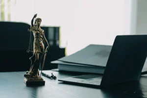 Waage der Gerechtigkeit mit Büchern – Sinnbild für Abwägung, juristische Präzision und Fachkompetenz.