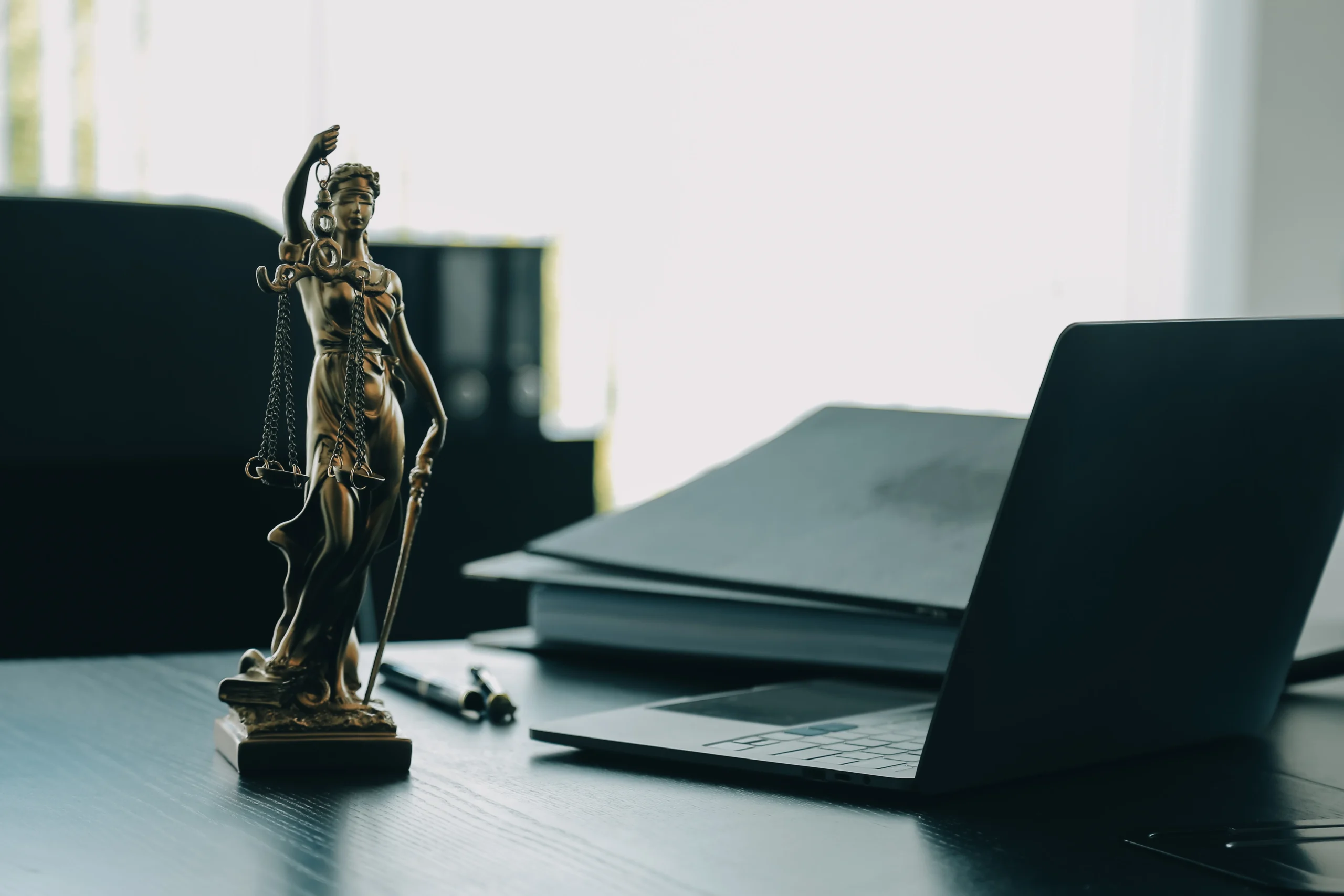 Waage der Gerechtigkeit mit Büchern – Sinnbild für Abwägung, juristische Präzision und Fachkompetenz.