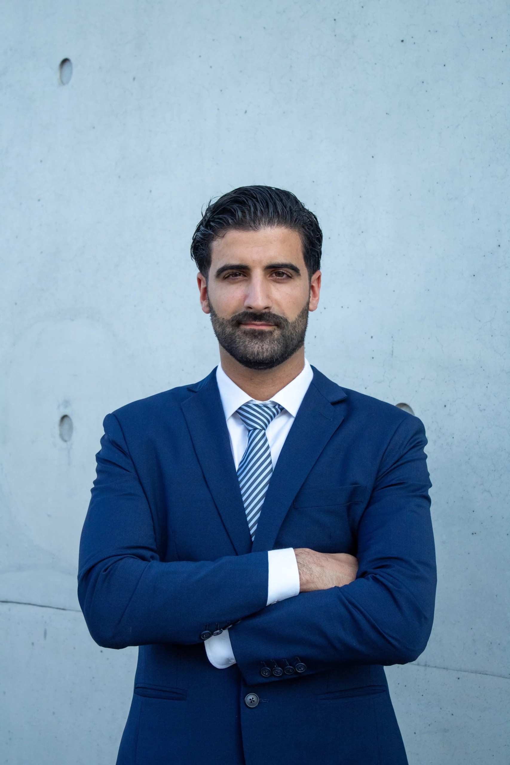 Als Strafverteidiger in Berlin und Anwalt für Ausländerrecht setze ich mich entschlossen für Ihre Rechte ein – vom ersten Kontakt mit den Behörden bis zur gerichtlichen Entscheidung. Vertrauen Sie auf erfahrene Rechtsvertretung in Strafrecht und Ausländerrecht.