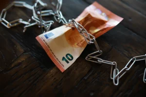 Euroschein mit Kette gefesselt, Betrug Wirtschaftsstrafrecht
