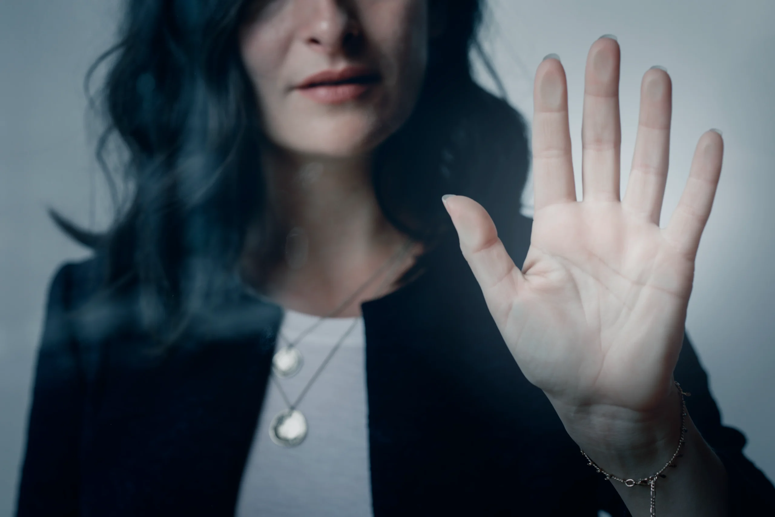 Frau streckt abwehrend die Hand aus, Sexualstrafrecht Vorwurf