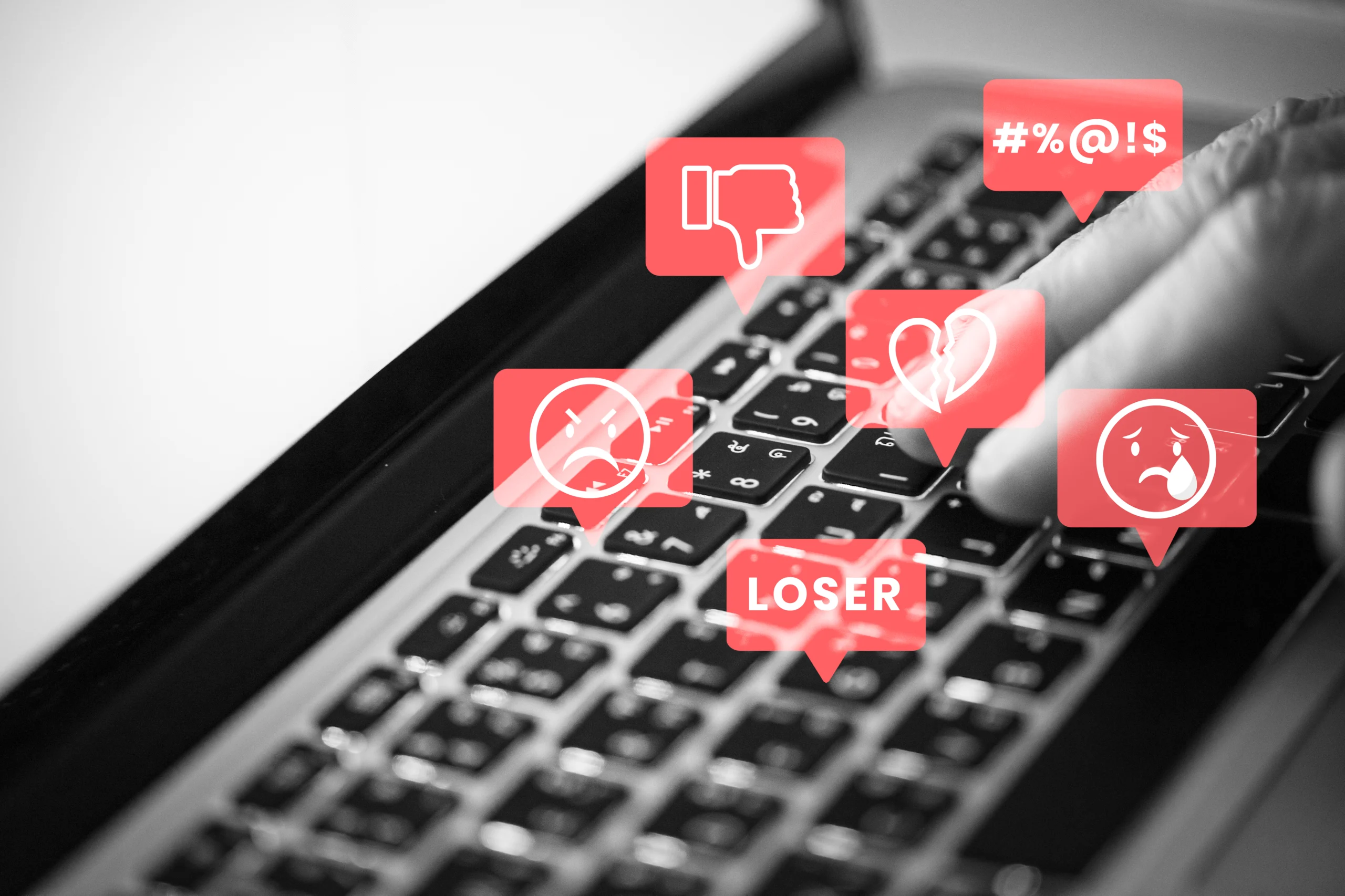 Laptop-Tastatur mit Hass-Symbolen, Internetstrafrecht Beleidigung Berlin