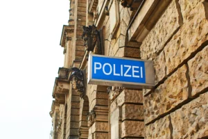 Polizeischild an Gebäudefassade, Vorladung Polizei Berlin