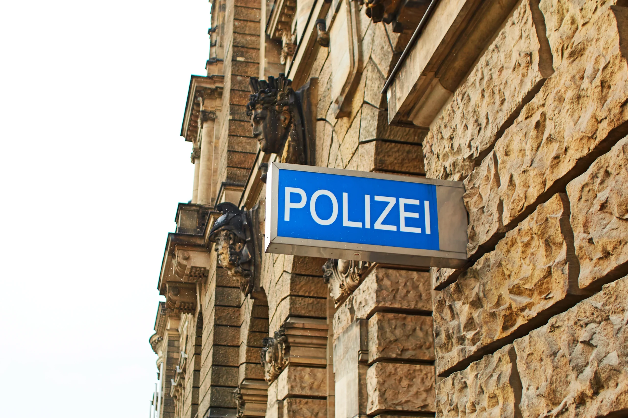 Polizeischild an Gebäudefassade, Vorladung Polizei Berlin
