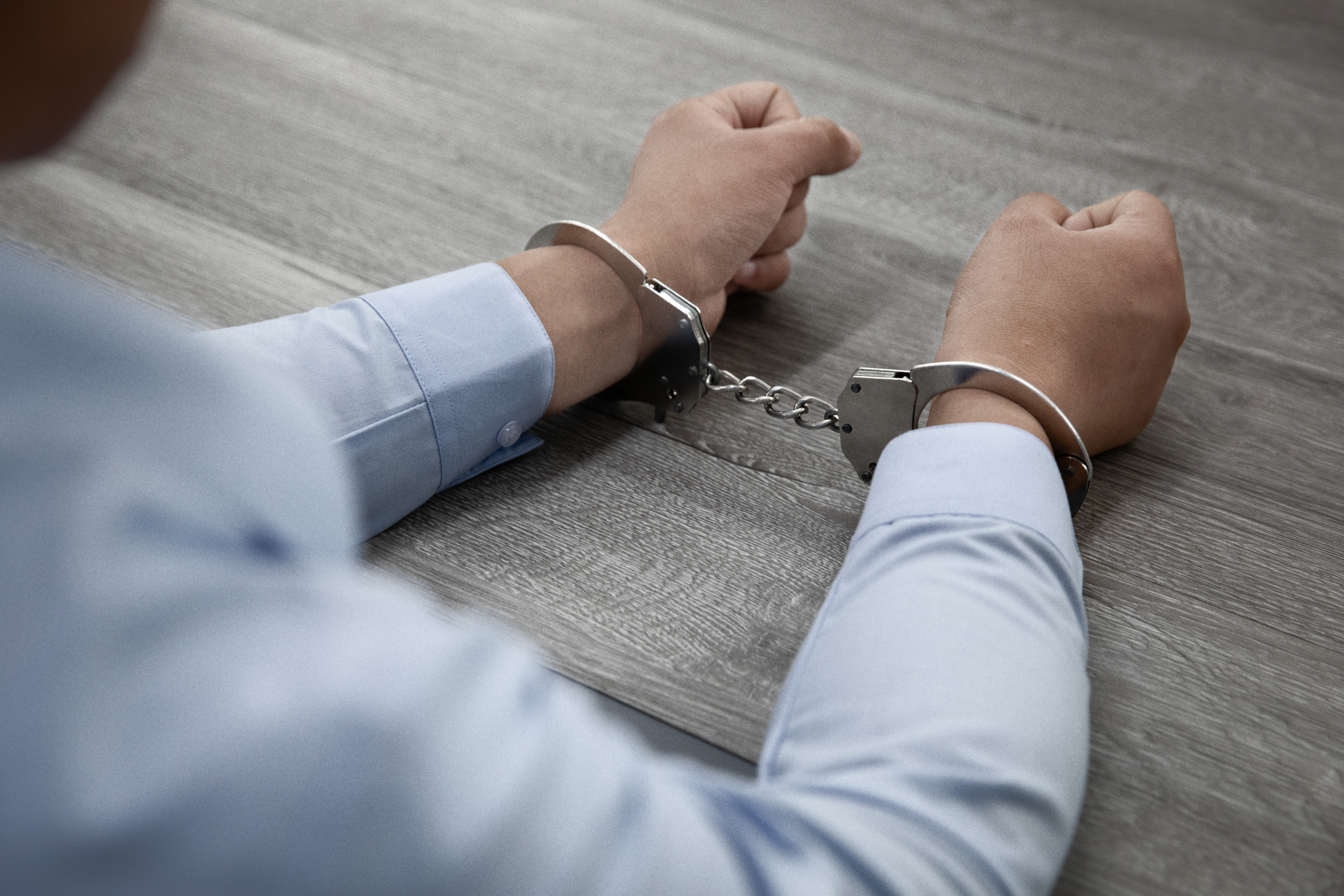 Hände in Handschellen, Bewährungsstrafe statt Haft in Berlin