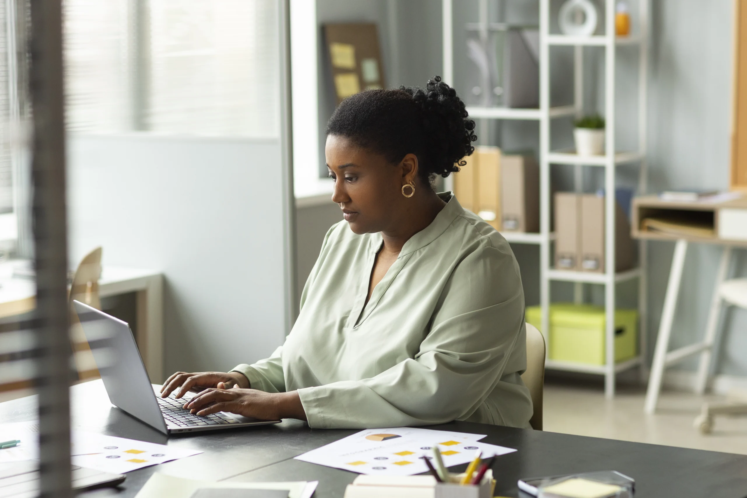 Qualifizierte Fachkraft arbeitet am Laptop und sucht mit der Chancenkarte eine Beschäftigung in Deutschland